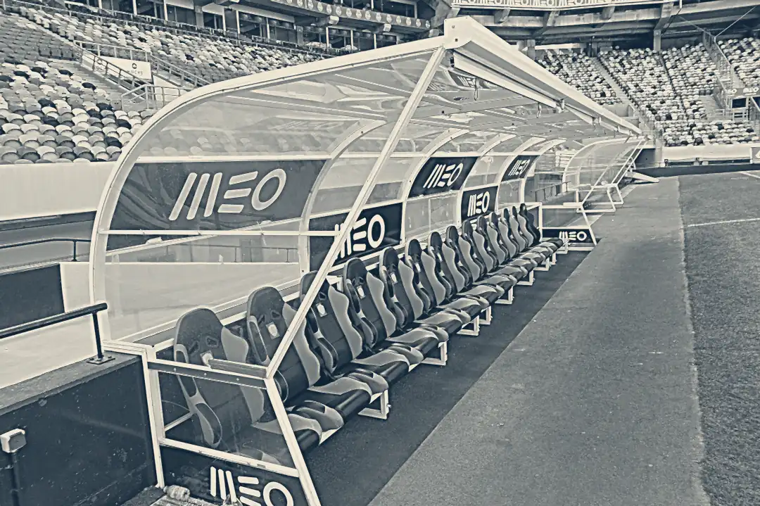 Banco de suplentes de Alvalade junto ao relvado, visto de lado