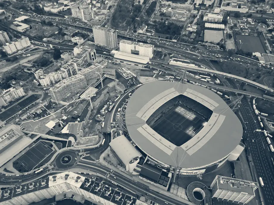 Envolvente de Alvalade vista do ar, com viadutos, autocarros e a zona do Campo Grande