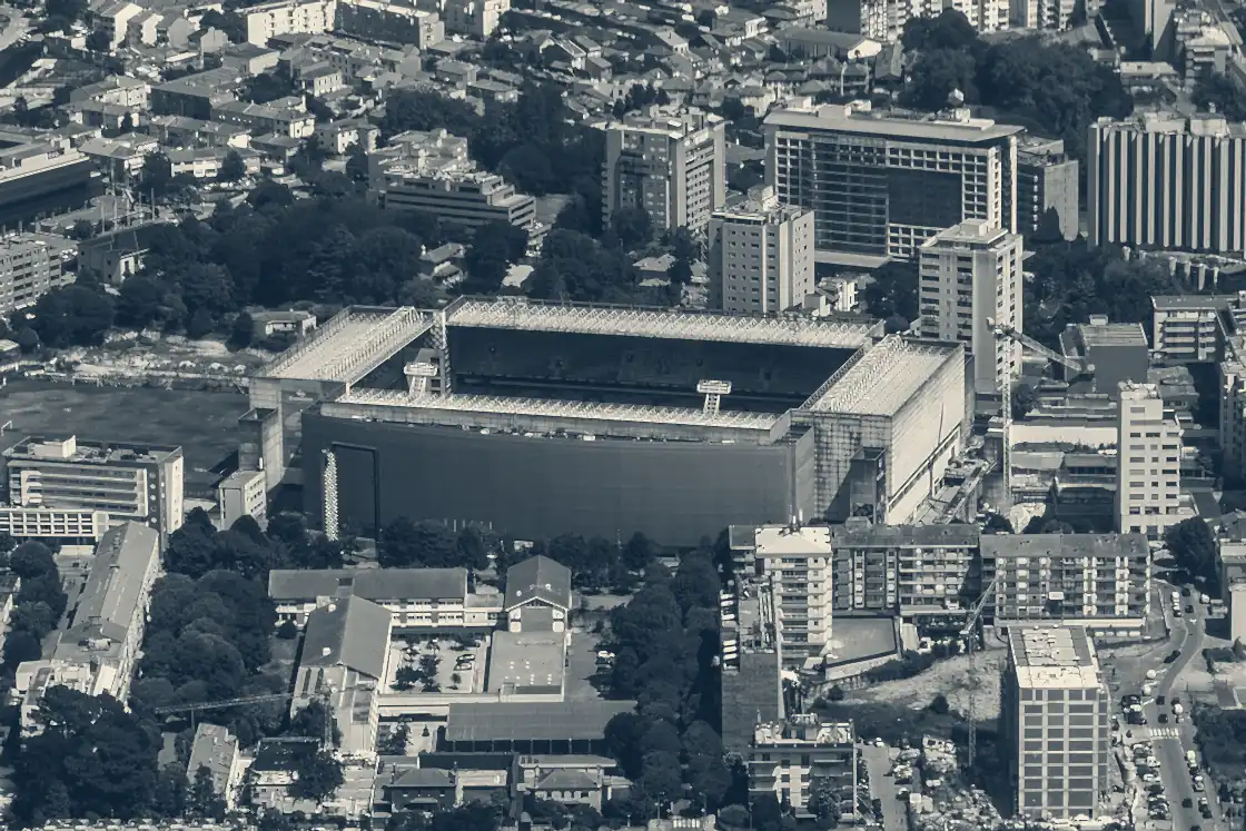 Estádio do Bessa visto do ar no meio dos prédios da Boavista, no Porto
