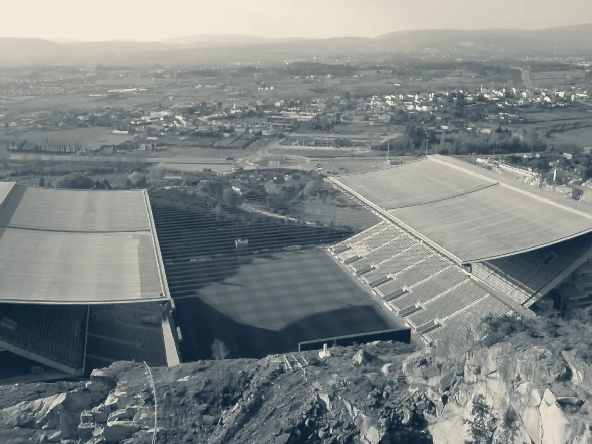 Estádio Municipal de Braga visto de cima da pedreira, com as duas bancadas laterais