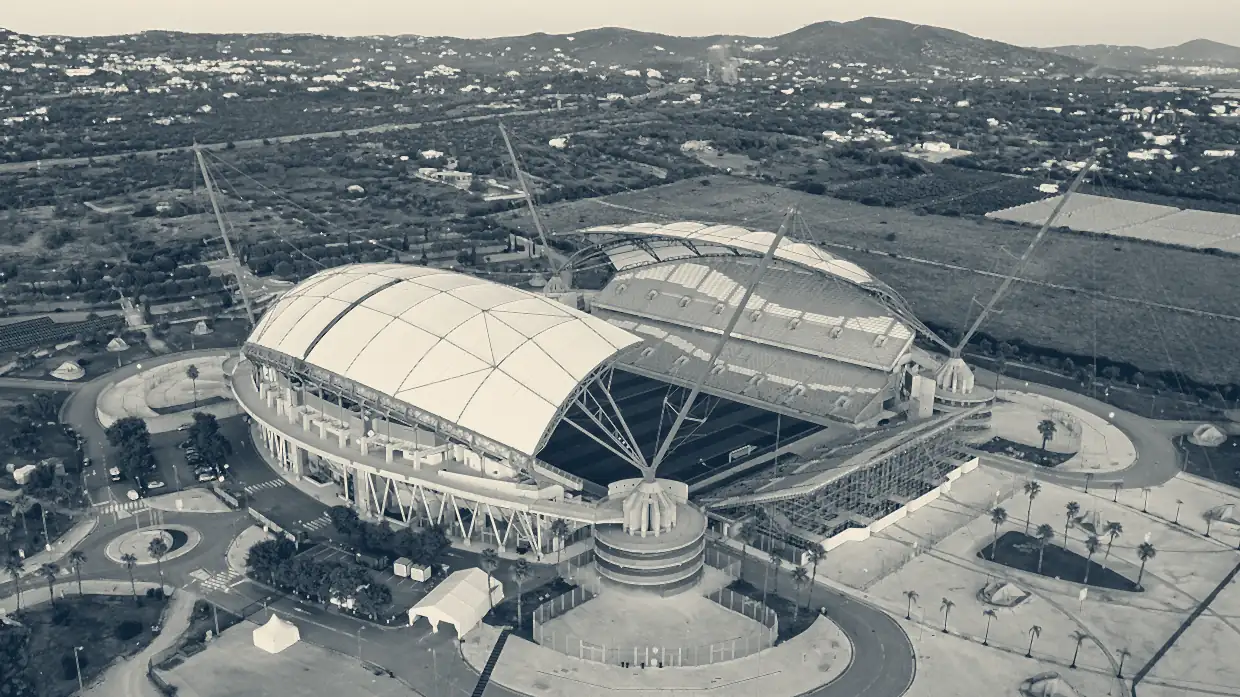 Vista aérea do Estádio Algarve entre Faro e Loulé, com os mastros da cobertura