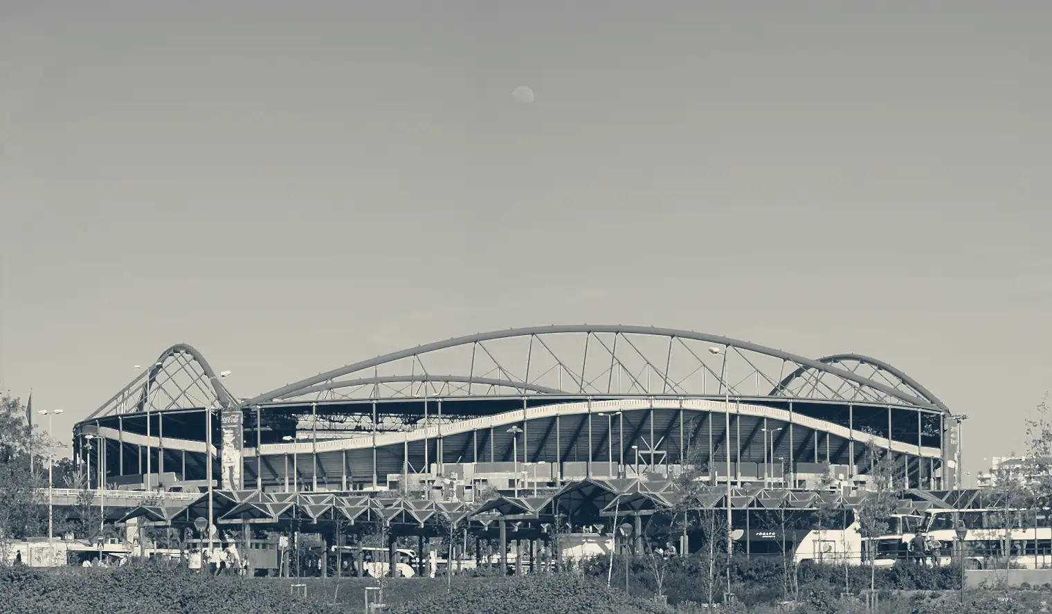 Arcos vermelhos da cobertura do Estádio da Luz vistos do exterior, em duas cores