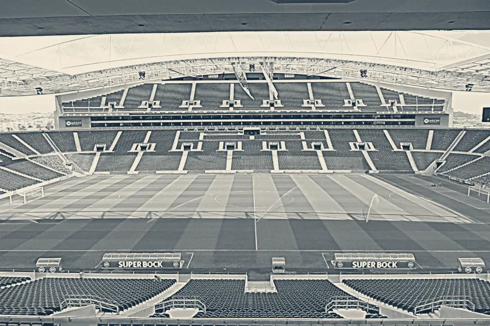 Bancadas azuis do Estádio do Dragão vazias, vistas do topo, com a cobertura por cima