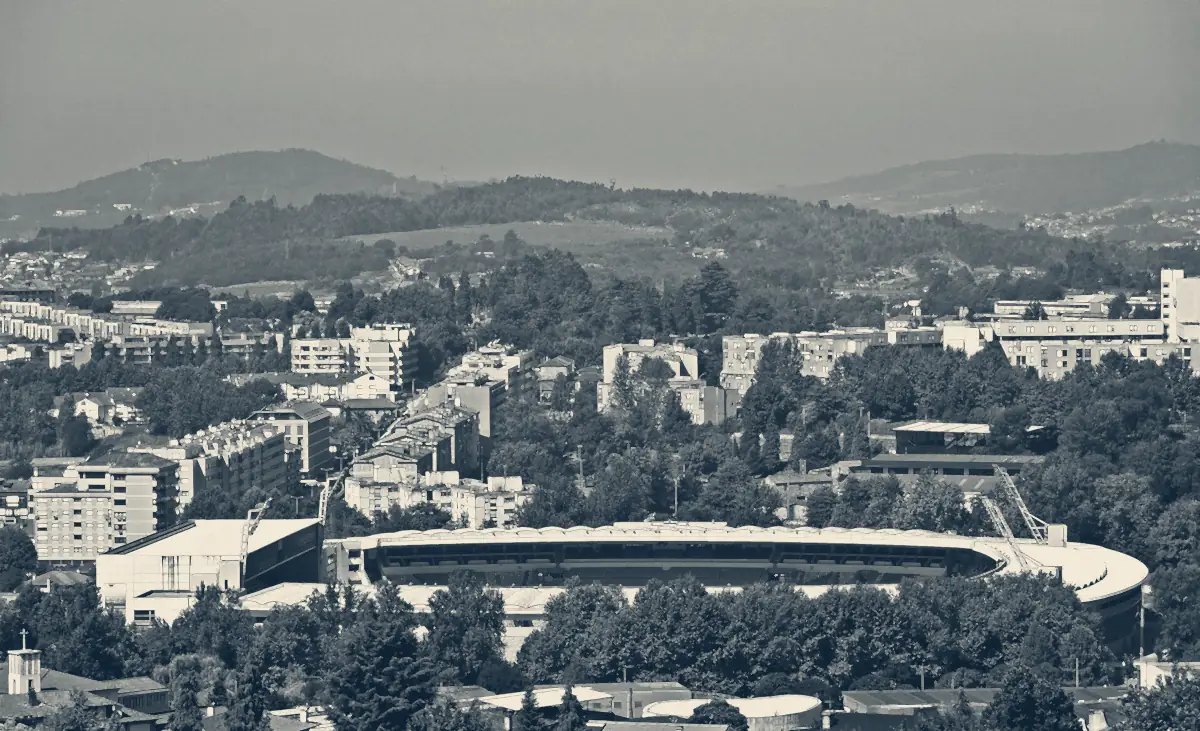 Guimarães em agosto de 2012 com o estádio no centro da malha urbana