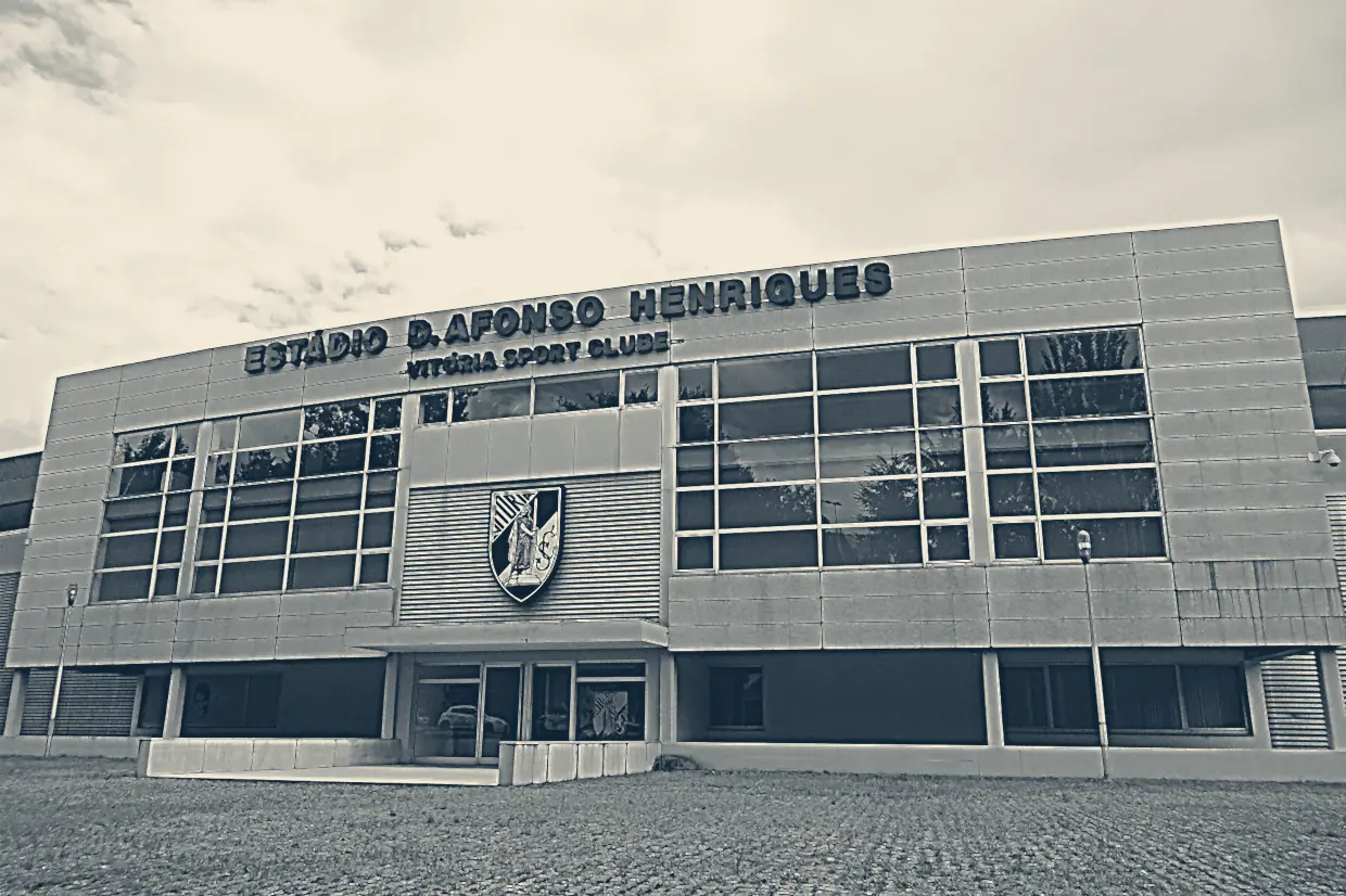 Fachada do Estádio D. Afonso Henriques com o nome e o emblema do Vitória